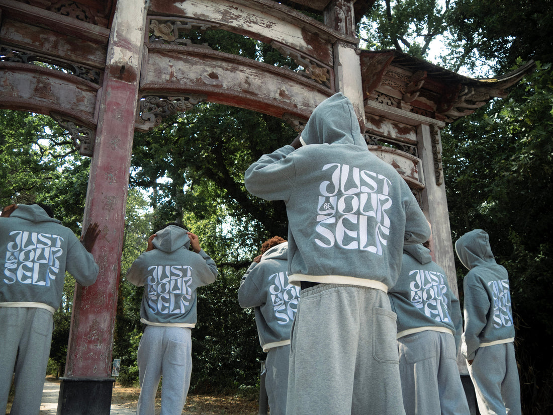 Hoodie oversized gris BELIEVE à capuche satinée – JUSTBEYOURSELF