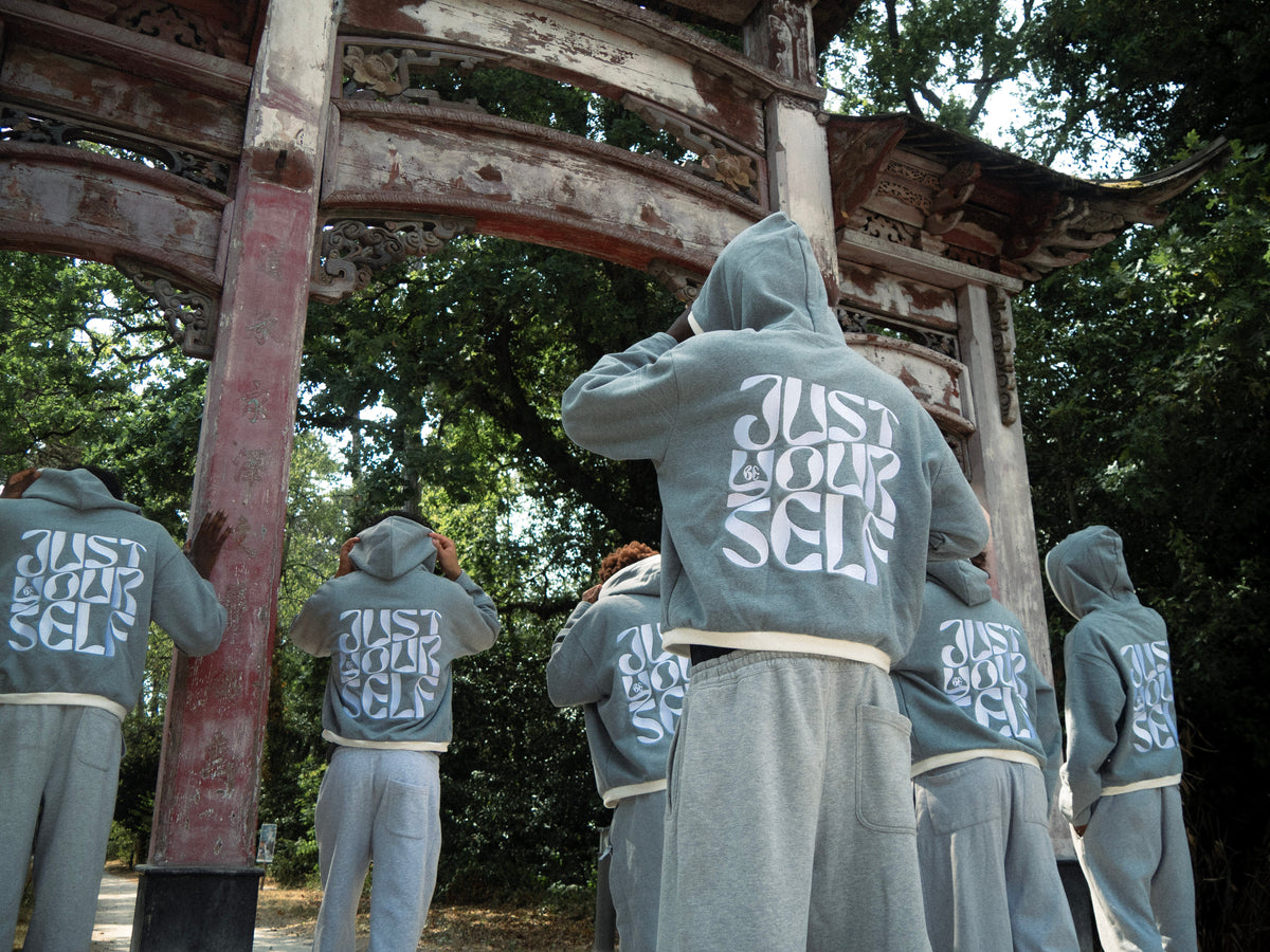 Hoodie oversized gris BELIEVE à capuche satinée – JUSTBEYOURSELF